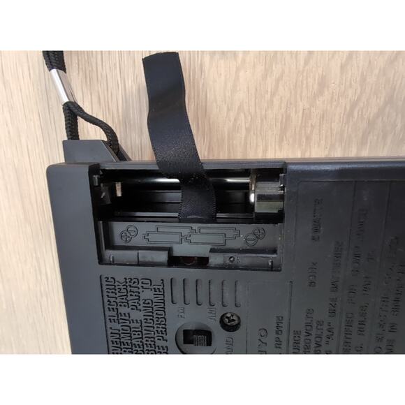 Vintage Sanyo RP 5115 FM/AM 2 Band Receiver AC Battery Radio Solid State Working - Picture 10 of 11